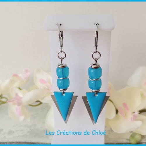 Boucles d'oreilles pendentif triangle et perles en verre bleu
