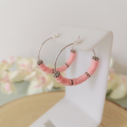 Boucles d'oreilles créoles argentées et perles heishi