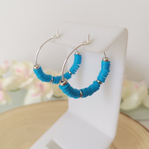 Boucles d'oreilles créoles argentées et perles heishi