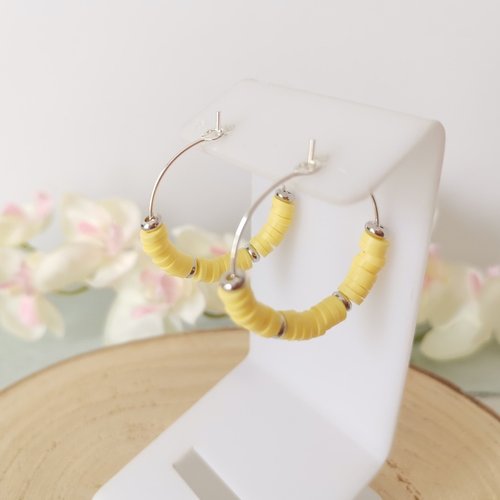 Boucles d'oreilles créoles argentées et perles heishi
