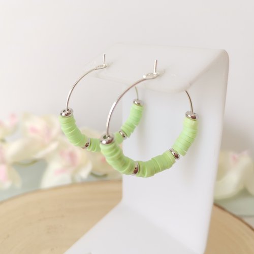 Boucles d'oreilles créoles argentées et perles heishi