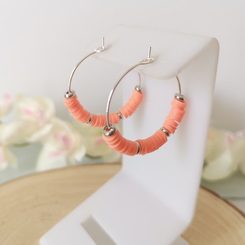 Boucles d'oreilles créoles argentées et perles heishi