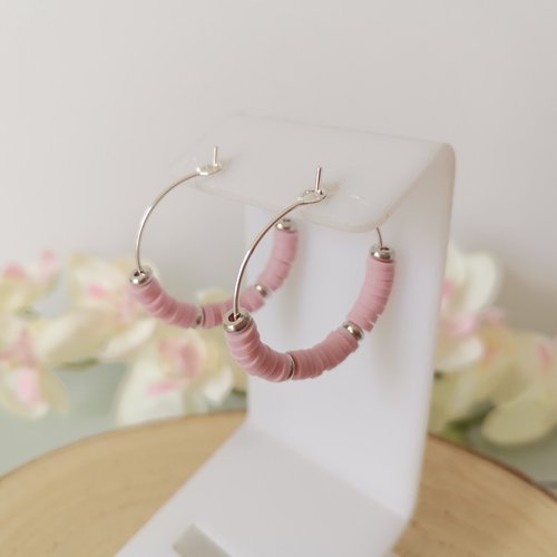 Boucles d'oreilles créoles argentées et perles heishi