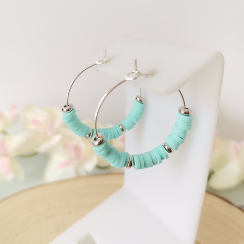 Boucles d'oreilles créoles argentées et perles heishi