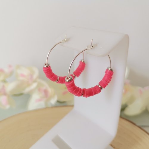 Boucles d'oreilles créoles argentées et perles heishi