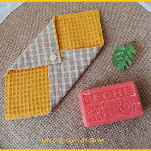 Pochette à savon tissus moutarde et motifs carreaux