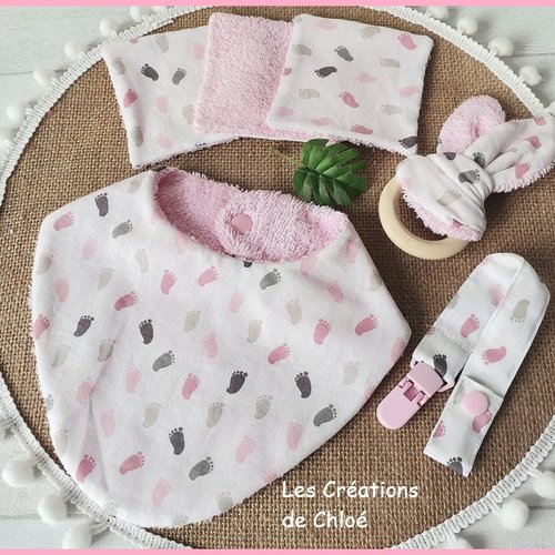 Ensemble naissance bavoir, 10 lingettes, hochet et attache tétine rose