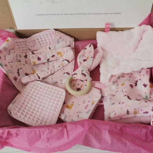 Coffret naissance/box naissance bavoir, doudou, hochet, attache tétine et 6 lingettes rose/licornes