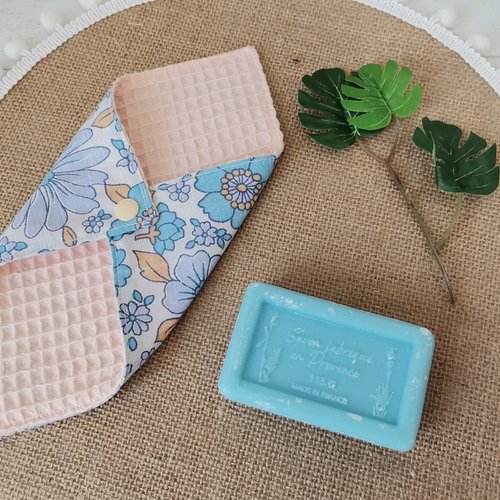 Pochette à savon tissus saumon et motif fleurs bleues
