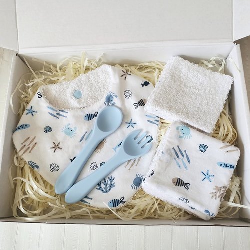 Coffret naissance/box naissance bavoir, couverts et 10 lingettes