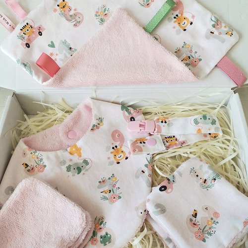 Coffret naissance/box naissance bavoir, doudou, attache tétine et 8 lingettes