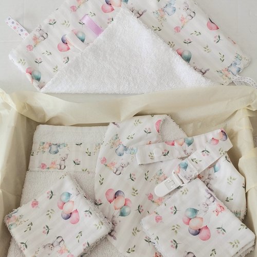 Coffret naissance/box naissance bavoir, doudou, gant, attache tétine et 7 lingettes