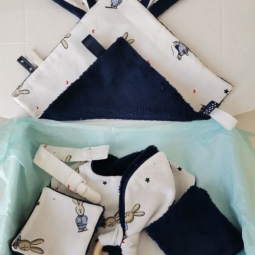 Coffret naissance/box naissance bavoir, doudou, hochet, attache tétine et 8 lingettes