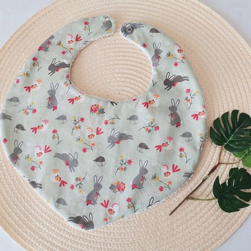 Bavoir bébé coton vert et motifs lapins