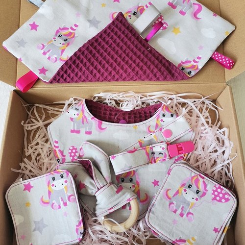 Coffret naissance/box naissance bavoir, hochet, doudou, attache tétine, 8 lingettes