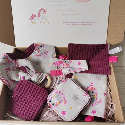 Coffret naissance/box naissance bavoir, hochet, doudou, attache tétine, 10 lingettes
