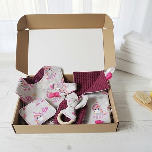 Coffret naissance/box naissance bavoir, hochet, doudou, attache tétine, 10 lingettes