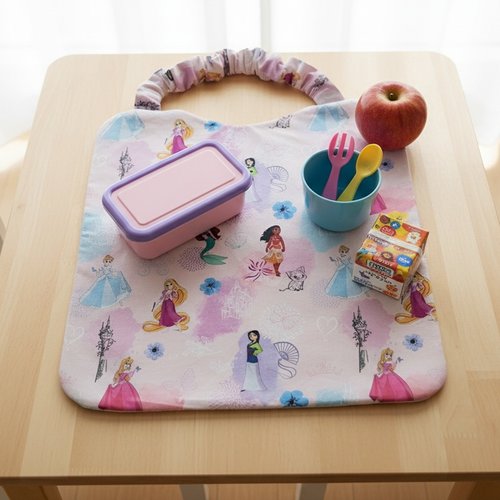 Serviette de cantine motifs princesses de disney et éponge blanche