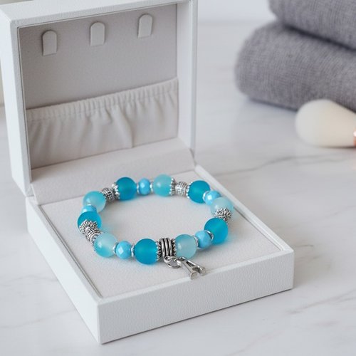 Bracelet fil élastique perles en verre bleu et breloque alphabey