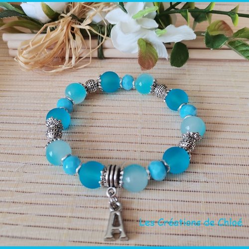 Bracelet fil élastique perles en verre bleu et breloque alphabey