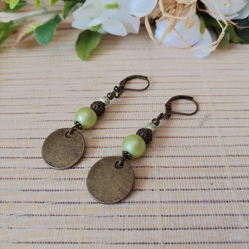 Boucles d'oreilles perles vert anis et apprêts bronze