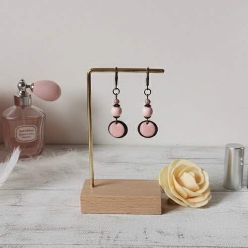 Boucles d'oreilles perles roses et apprêts bronzes