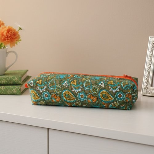 Trousse fourre tout vert kaki et orange à motifs