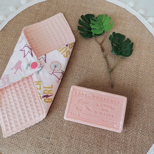 Pochette à savon tissus saumon et motif girl