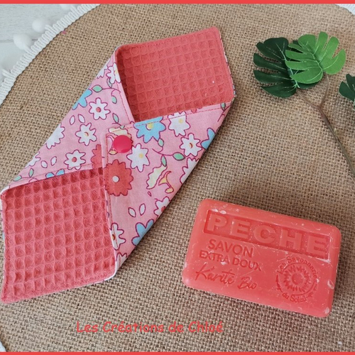 Pochette à savon tissus corail et motifs fleurs