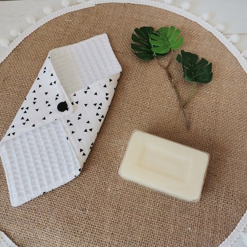Pochette à savon tissus blanc et motifs triangles noirs