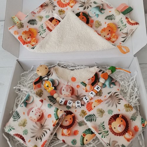 Coffret naissance/box naissance bavoir, doudou, attache tétine et 8 lingettes