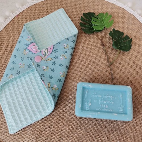 Pochette à savon tissus bleu ciel et motifs fleurs