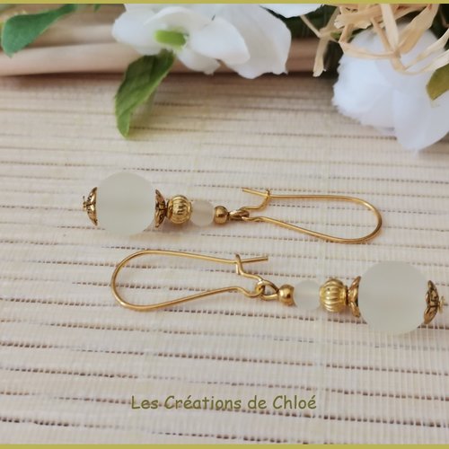 Boucles d'oreilles apprêts dorés et perles en verre beige