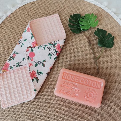 Pochette à savon tissus saumon et motif fleurs