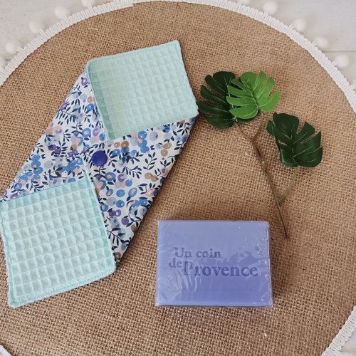 Pochette à savon tissus bleu ciel et motifs à fleur