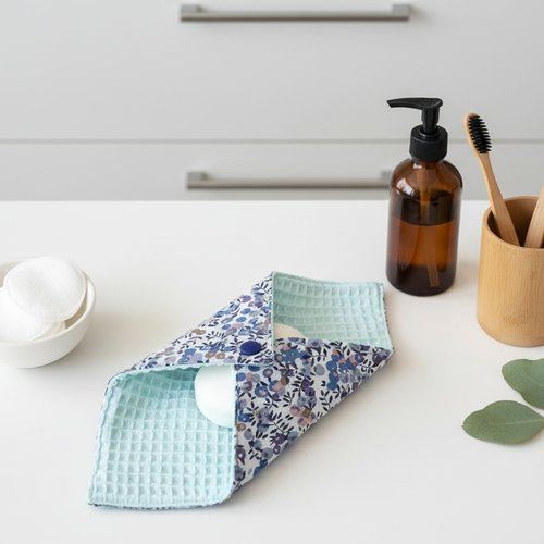 Pochette à savon tissus bleu ciel et motifs à fleur