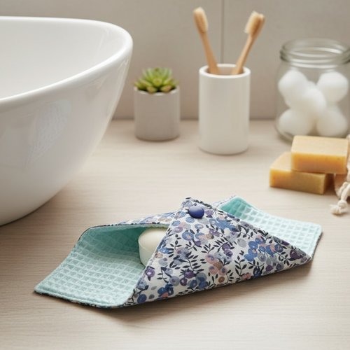 Pochette à savon tissus bleu ciel et motifs à fleur