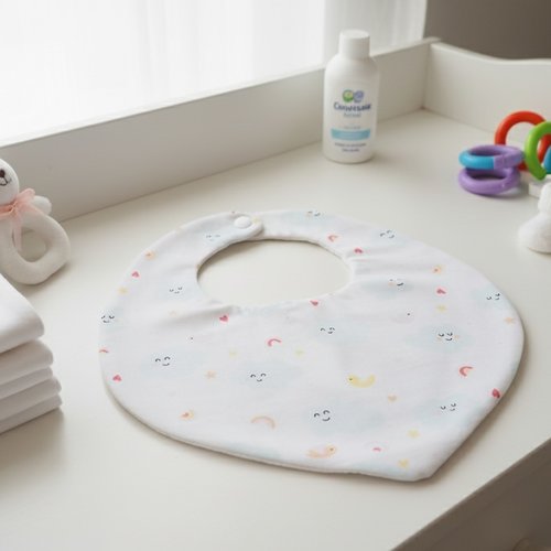 Bavoir bébé coton motif nuages et nid d'abeilles blanche