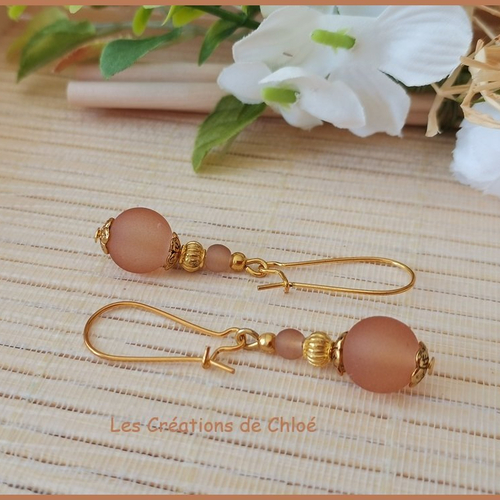 Boucles d'oreilles apprêts dorés et perles en verre marron clair