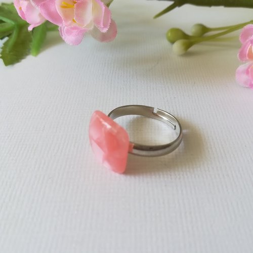 Bague anneaux acier inoxydable et cabochon résine carré saumon