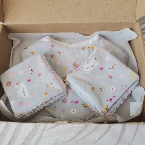 Coffret/box naissance bavoir et 10 lingettes