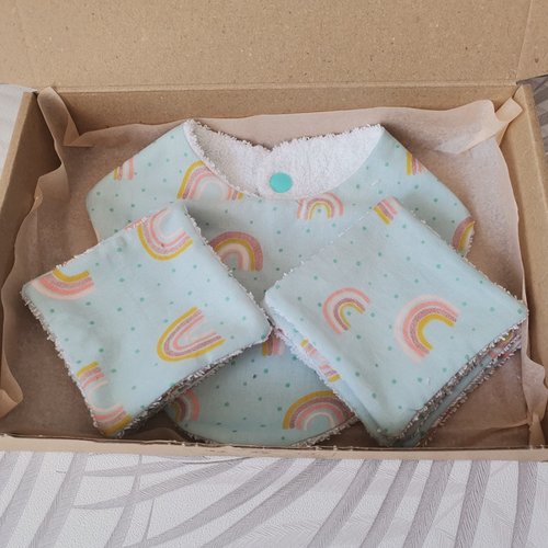 Coffret/ box naissance bavoir et 10 lingettes
