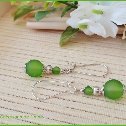 Boucles d'oreilles apprêts argentés et perle verte givrée