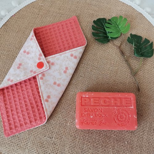 Pochette à savon tissus corail et motifs imprimé fleurs
