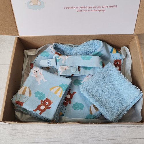 Coffret naissance bavoir, attache tétine et 8 lingettes