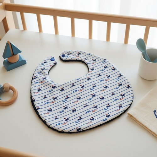 Bavoir bébé coton blanc et motif petits bateaux