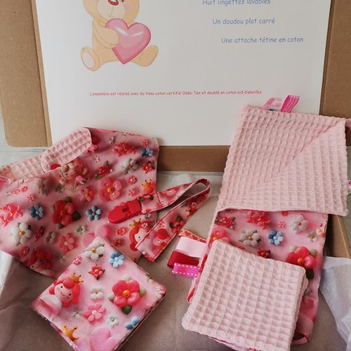 Coffret naissance/box naissance bavoir, doudou, attache tétine et 8 lingettes