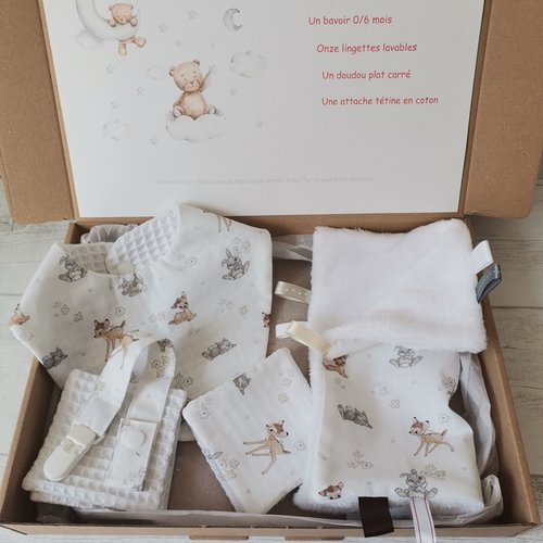Coffret naissance bavoir, doudou, attache tétine et 11 lingettes