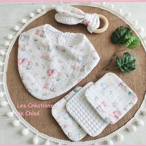 Ensemble naissance bavoir, hochet et 8 lingettes