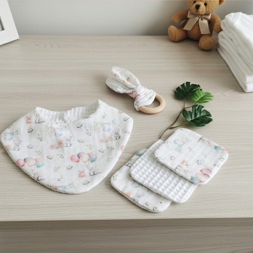 Ensemble naissance bavoir, hochet et 8 lingettes